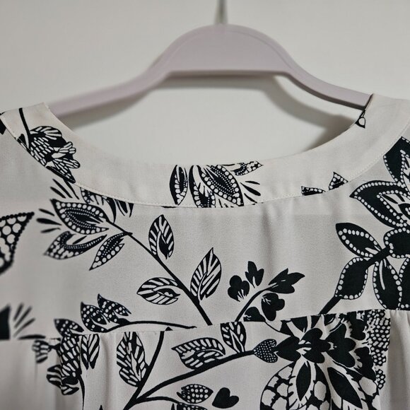 Banana Republic Back Button Blouse - Size M - Picture 3 of 6